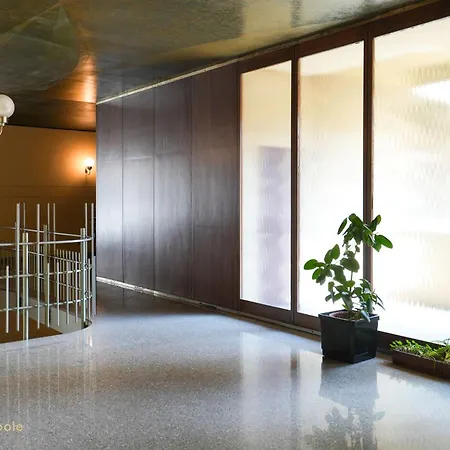 アパート Daverio Business House